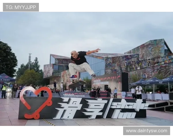 重庆极限运动队在滑板精英赛中以64分稳居积分榜首位